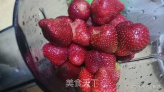 “夏日饮品”草莓果汁的做法步骤：2