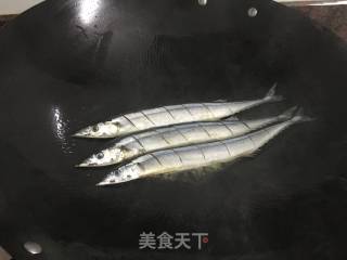 红烧秋刀鱼的做法步骤：2