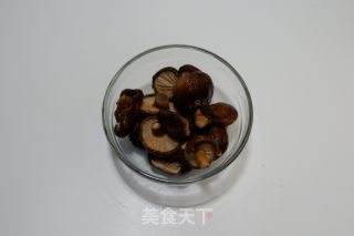 珍珠菇烩芹菜腐竹的做法步骤：1