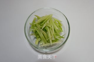 珍珠菇烩芹菜腐竹的做法步骤：4