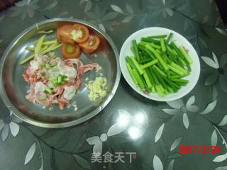 鱼泡烧蒜苔的做法步骤：2