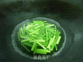 鱼泡烧蒜苔的做法步骤：3