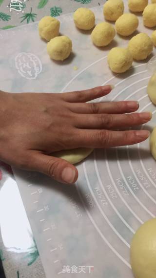 蜜豆酥皮面包的做法步骤：17