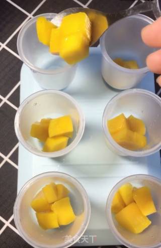 酸奶芒果冰糕的做法步骤：2