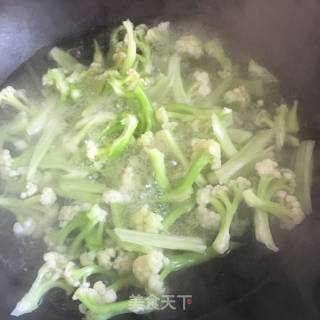 简易版干锅花菜的做法步骤：1