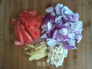洋葱胡萝卜炒五花肉的做法步骤：1