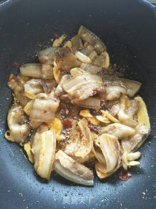 洋葱胡萝卜炒五花肉的做法步骤：6