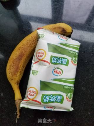 “夏日饮品”香蕉奶昔的做法步骤：1