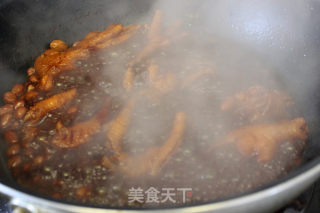 花生焖鸡脚的做法步骤：8