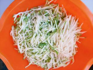 西葫土豆丝鸡蛋饼的做法步骤：3