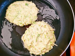 西葫土豆丝鸡蛋饼的做法步骤：6