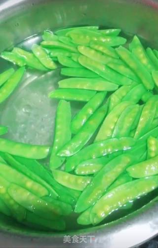 荷兰豆炒腊肠的做法步骤：3