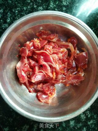 酸辣鸡杂的做法步骤：1
