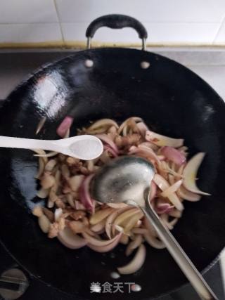 紫洋葱炒肉的做法步骤：4