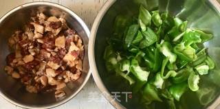 夏日懒人餐之辣椒小炒肉的做法步骤：1
