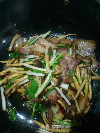 腊肉茶树菇的做法步骤：6