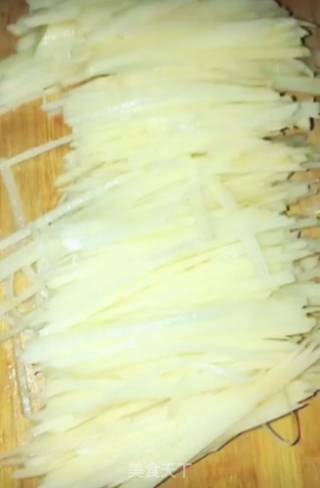 酸辣土豆丝的做法步骤：1