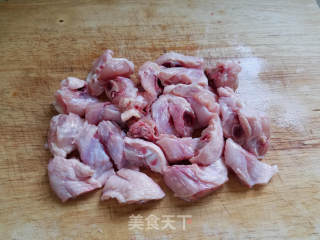 土豆煲鸡的做法步骤：1