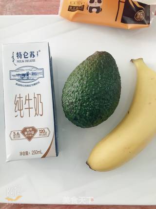 香蕉牛油果奶昔的做法步骤：1