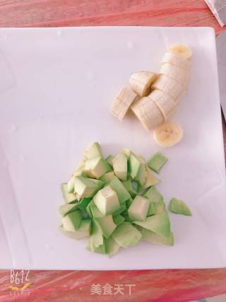 香蕉牛油果奶昔的做法步骤：2