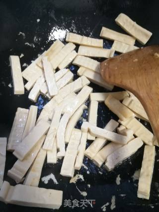 火腿炒香干的做法步骤：2