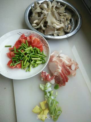 蘑菇炒肉的做法步骤：1