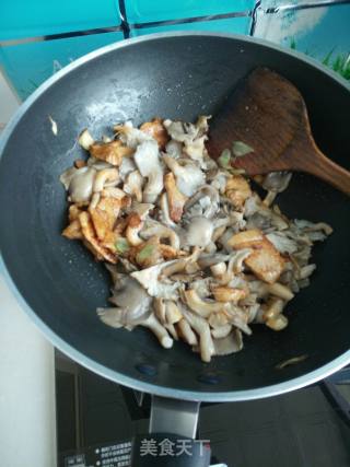 蘑菇炒肉的做法步骤：6