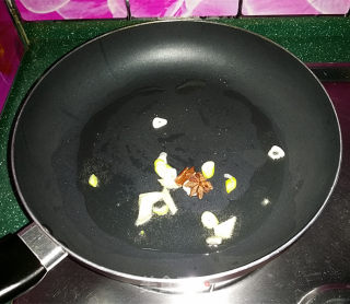 照晓鸡腿烩鸡蛋的做法步骤：5