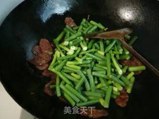 蒜薹炒腊肠的做法步骤：7