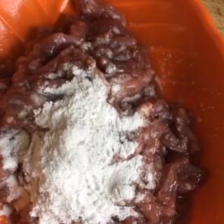 西葫芦炒牛肉的做法步骤：2
