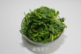 红极参炒茼蒿的做法步骤：1