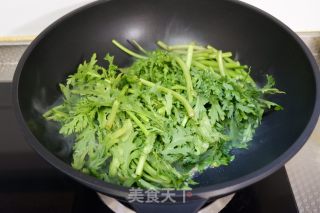 红极参炒茼蒿的做法步骤：5