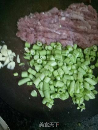 肉末豆角拌面的做法步骤：1
