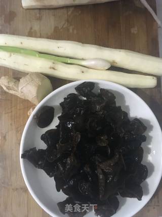 木耳炒山药的做法步骤：1