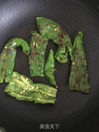 皮蛋青椒的做法步骤：2
