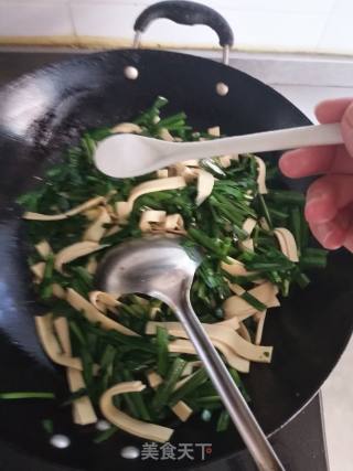 韭菜炒干豆腐的做法步骤：3