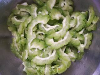 猪肉炒苦瓜的做法步骤：2