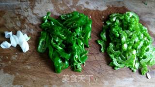 苦瓜炒辣椒的做法步骤：1