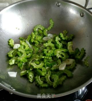 苦瓜炒辣椒的做法步骤：3
