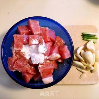 香蒜孜然猪肉粒的做法步骤：2