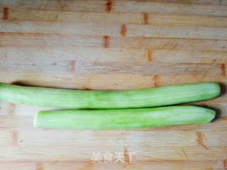 彩椒炝丝瓜的做法步骤：1