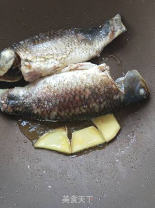 鲫鱼豆腐汤的做法步骤：2