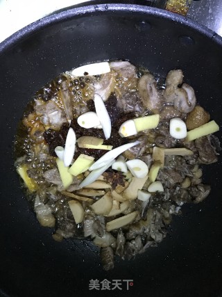 懒人推荐菜——干煸姜鸭的做法步骤：3