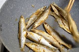 干煸麻辣小鱼的做法步骤：9