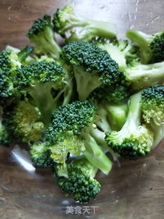 西兰花炒肉的做法步骤：1