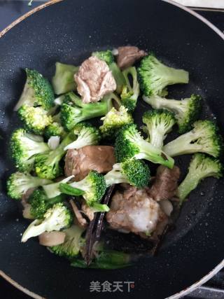西兰花炒肉的做法步骤：3