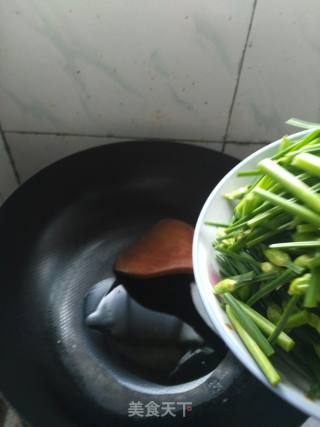 韭菜花炒火腿的做法步骤：3
