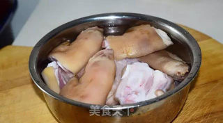 麻辣猪蹄，好吃到怀疑人生！的做法步骤：2