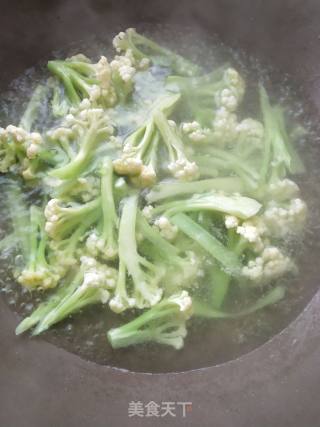 花菜五花肉的做法步骤：1