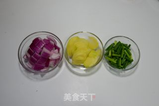 五花蒜苔土豆片的做法步骤：2